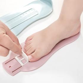 Baby foot measuring device